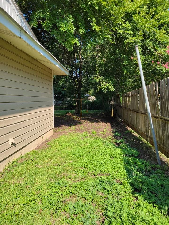 1205 Smith Dr - Photo 3 of 15