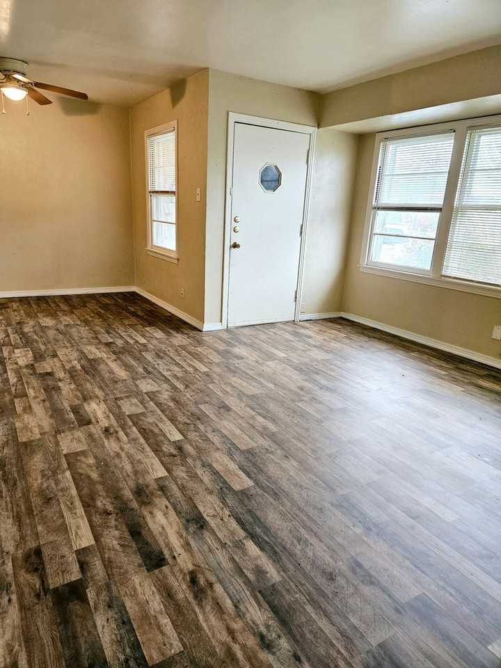 1205 Smith Dr - Photo 4 of 15