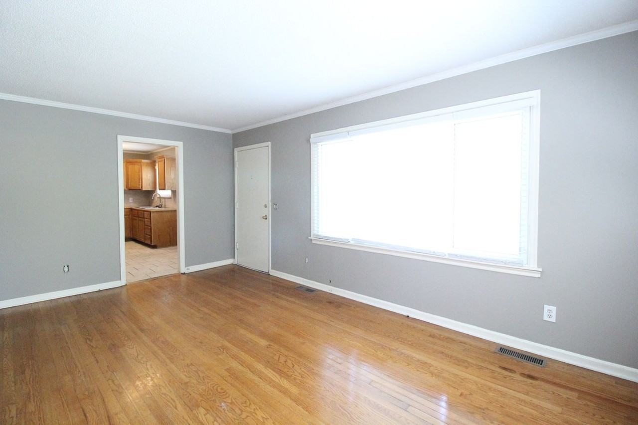 4934 Briar St - Photo 3 of 10