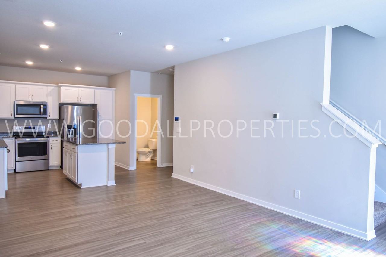 853 Ne Iris Ave - Photo 2 of 13