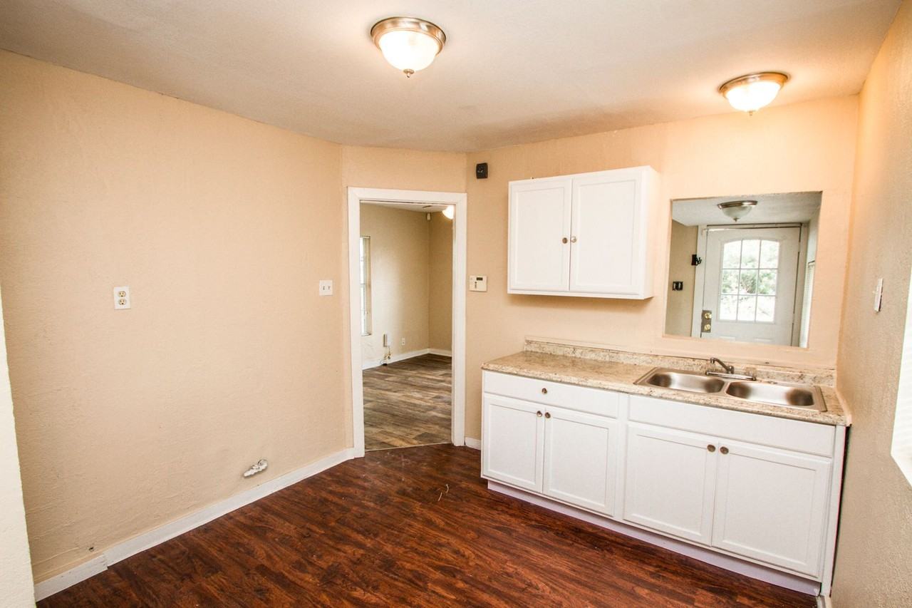 131 E Drexel Ave - Photo 6 of 15