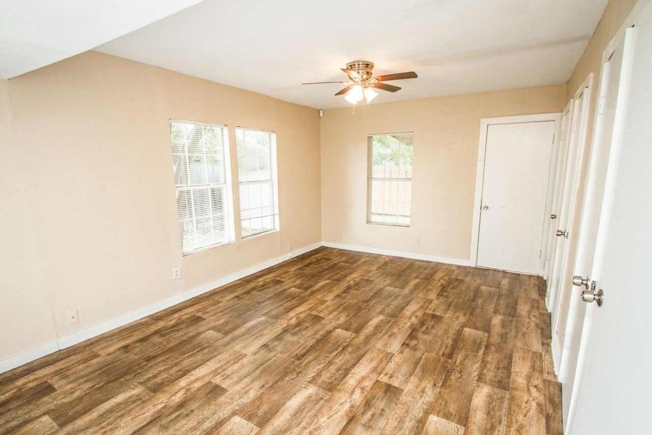 131 E Drexel Ave - Photo 7 of 15