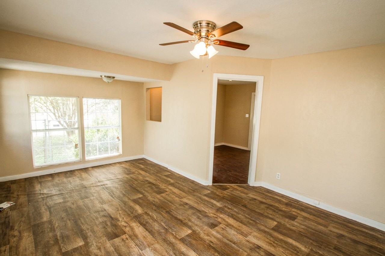 131 E Drexel Ave - Photo 3 of 15