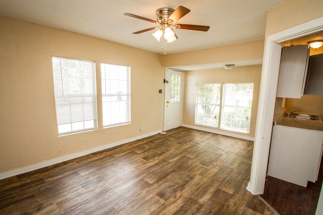 131 E Drexel Ave - Photo 4 of 15