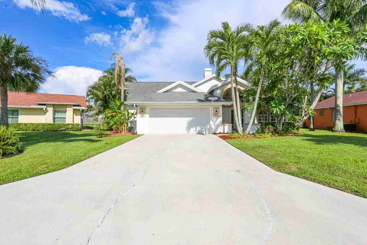 1040 Moon Lake Dr - Photo 2 of 34