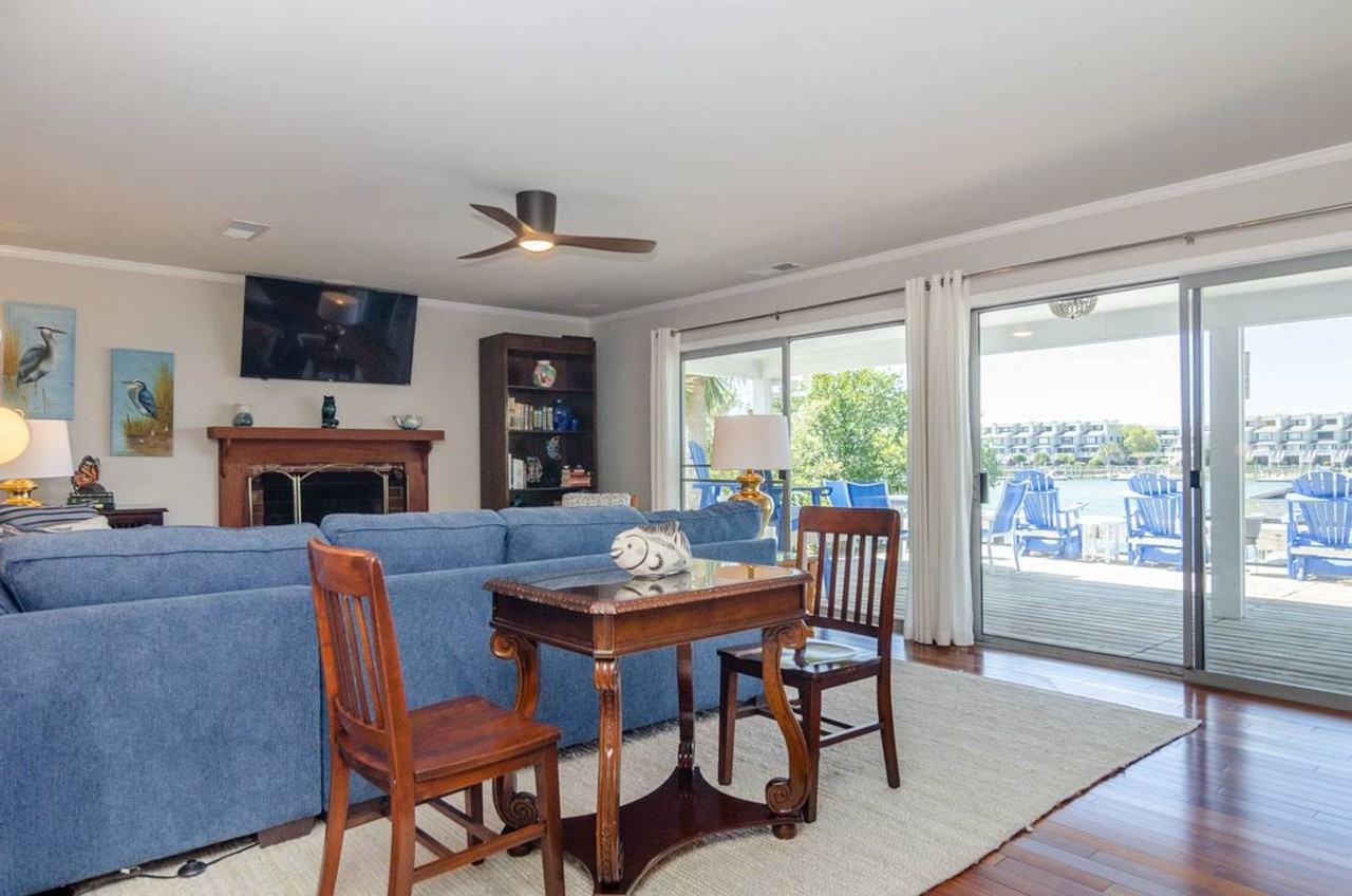 32 Greensboro St W - Photo 4 of 50