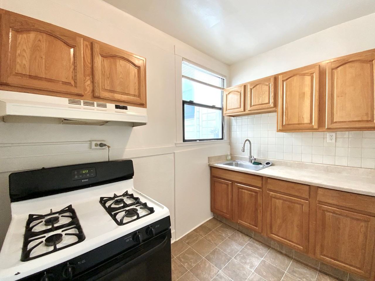 1730 Hyde St - Photo 5 of 19