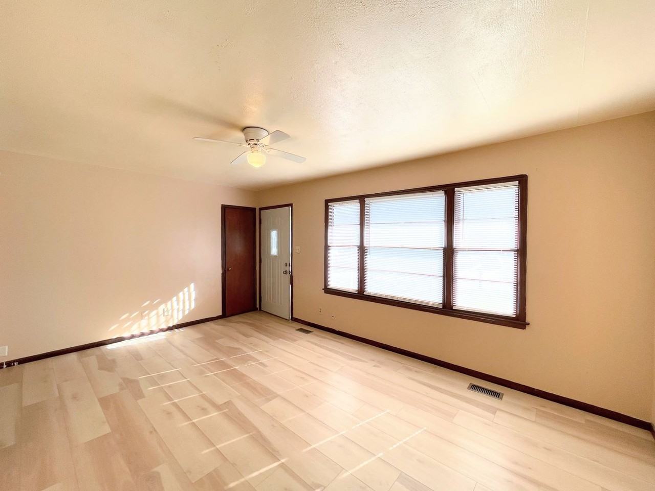 1427 Harding St - Photo 4 of 25