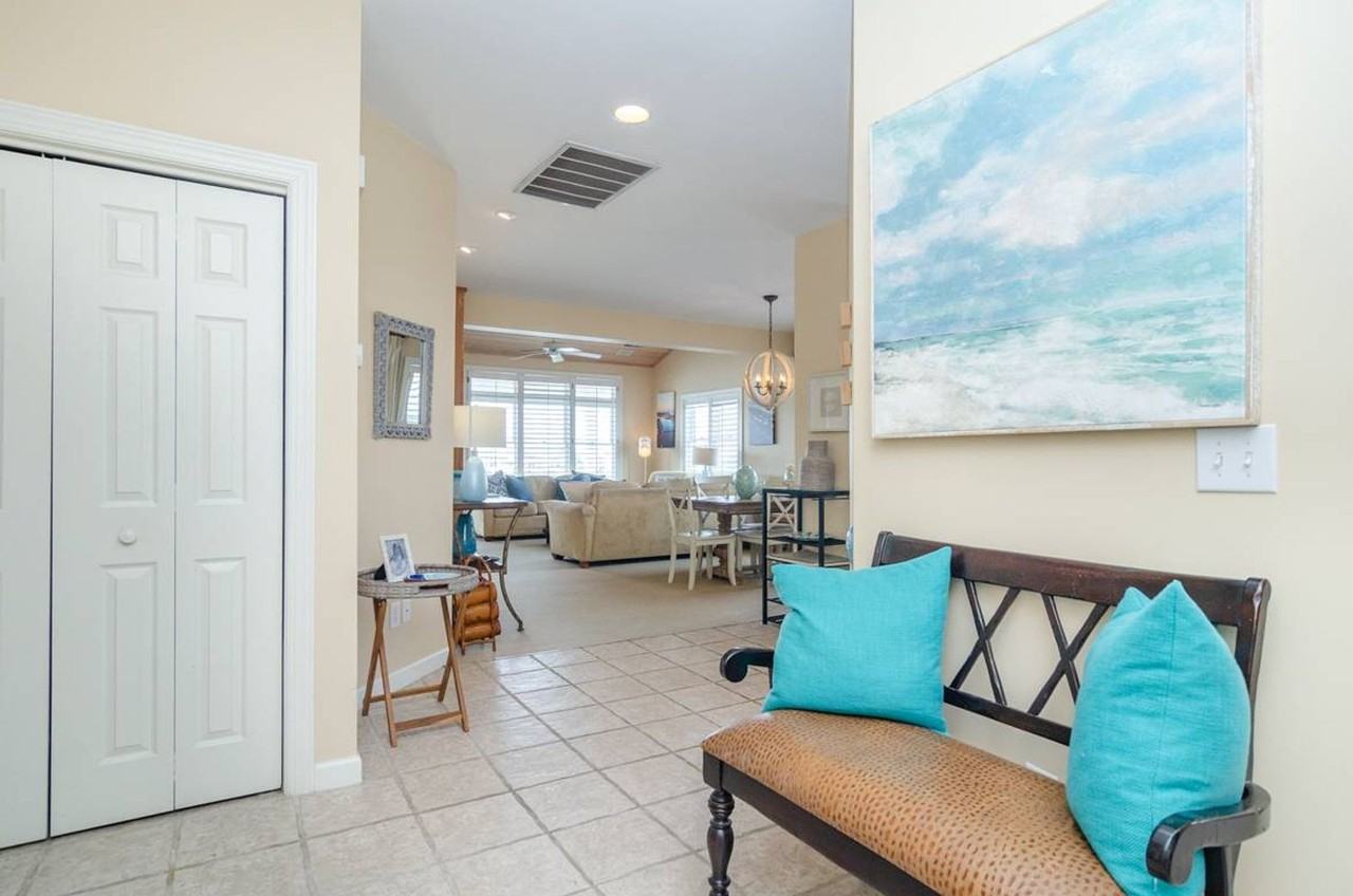 10 Columbia St W - Photo 3 of 34