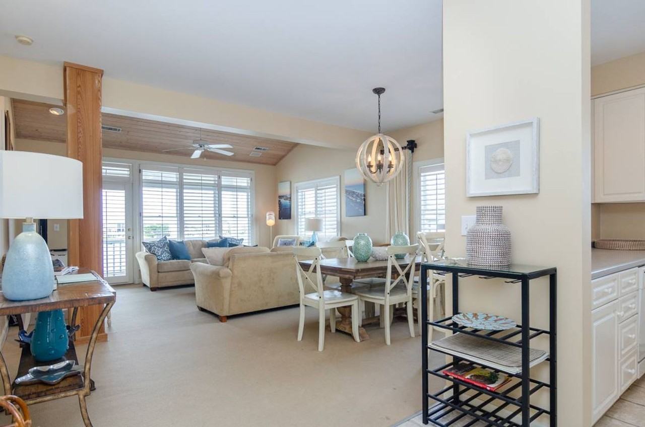 10 Columbia St W - Photo 4 of 34