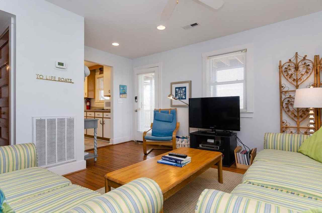 8 Sunset Ave Apt B - Photo 5 of 25