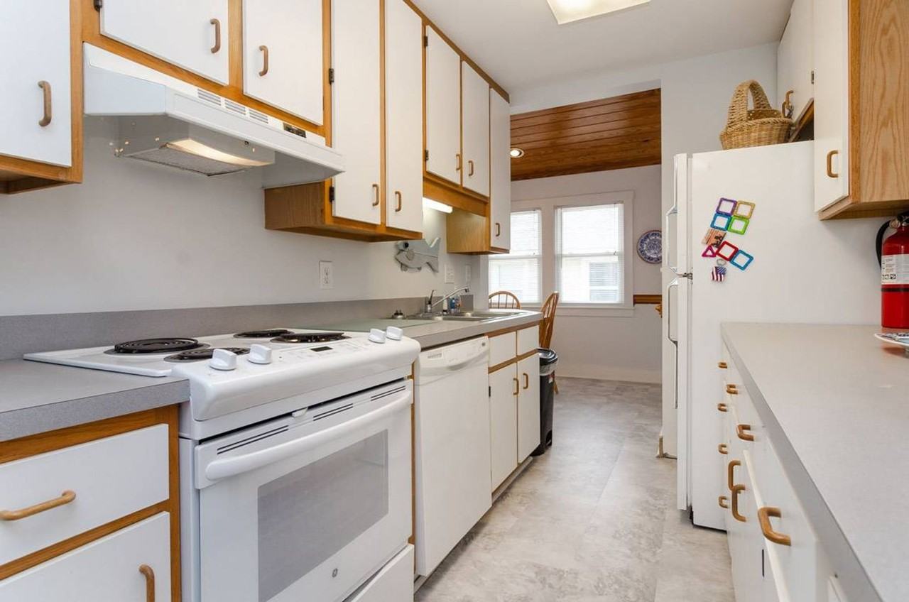 8 Sunset Ave Apt B - Photo 6 of 25