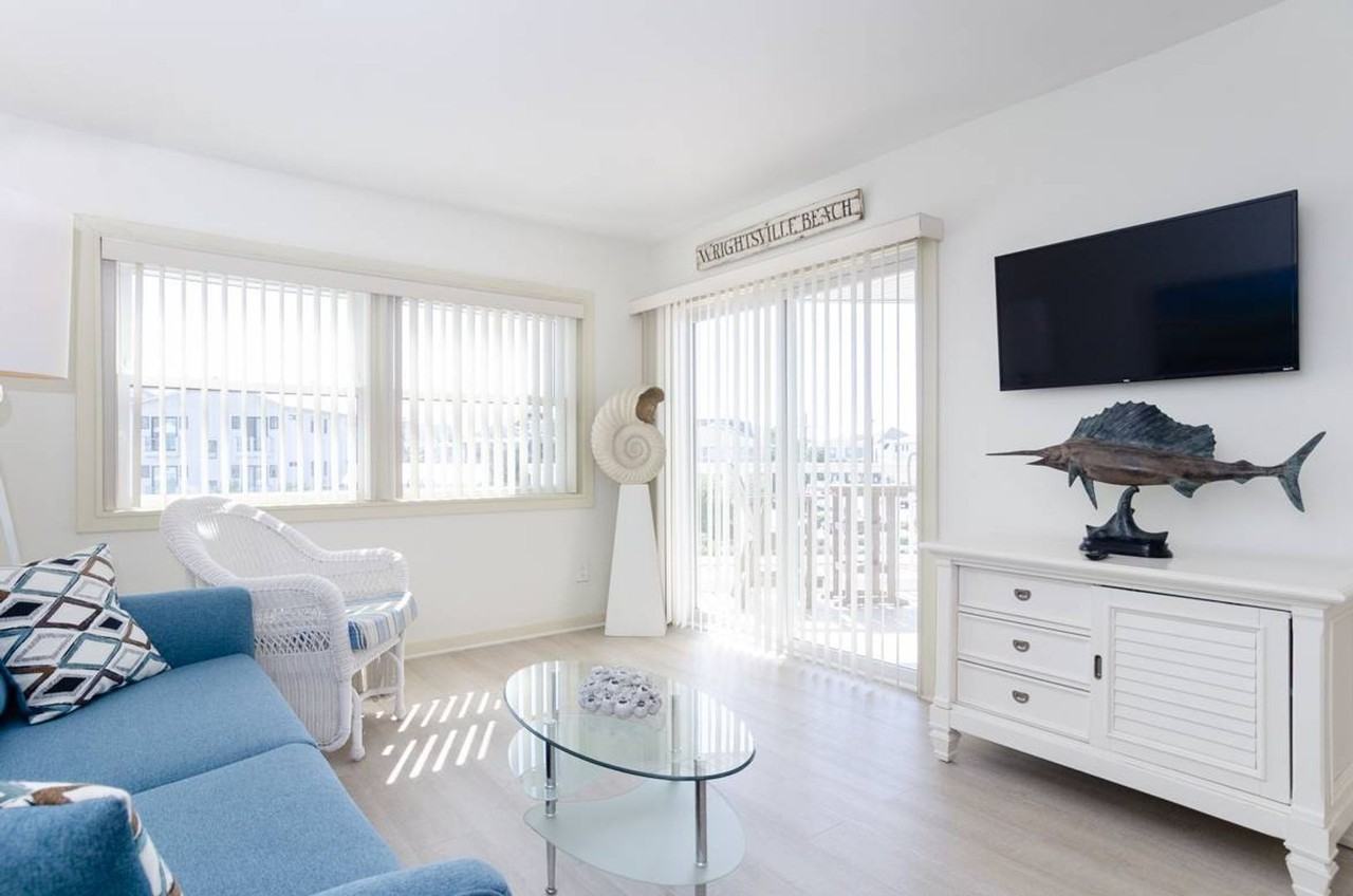 1102 N Lumina Ave - Photo 3 of 20