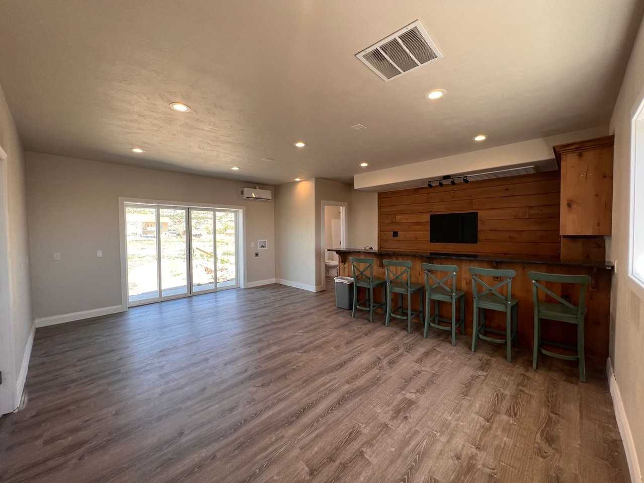 740 W Uzona Ave - Photo 2 of 7