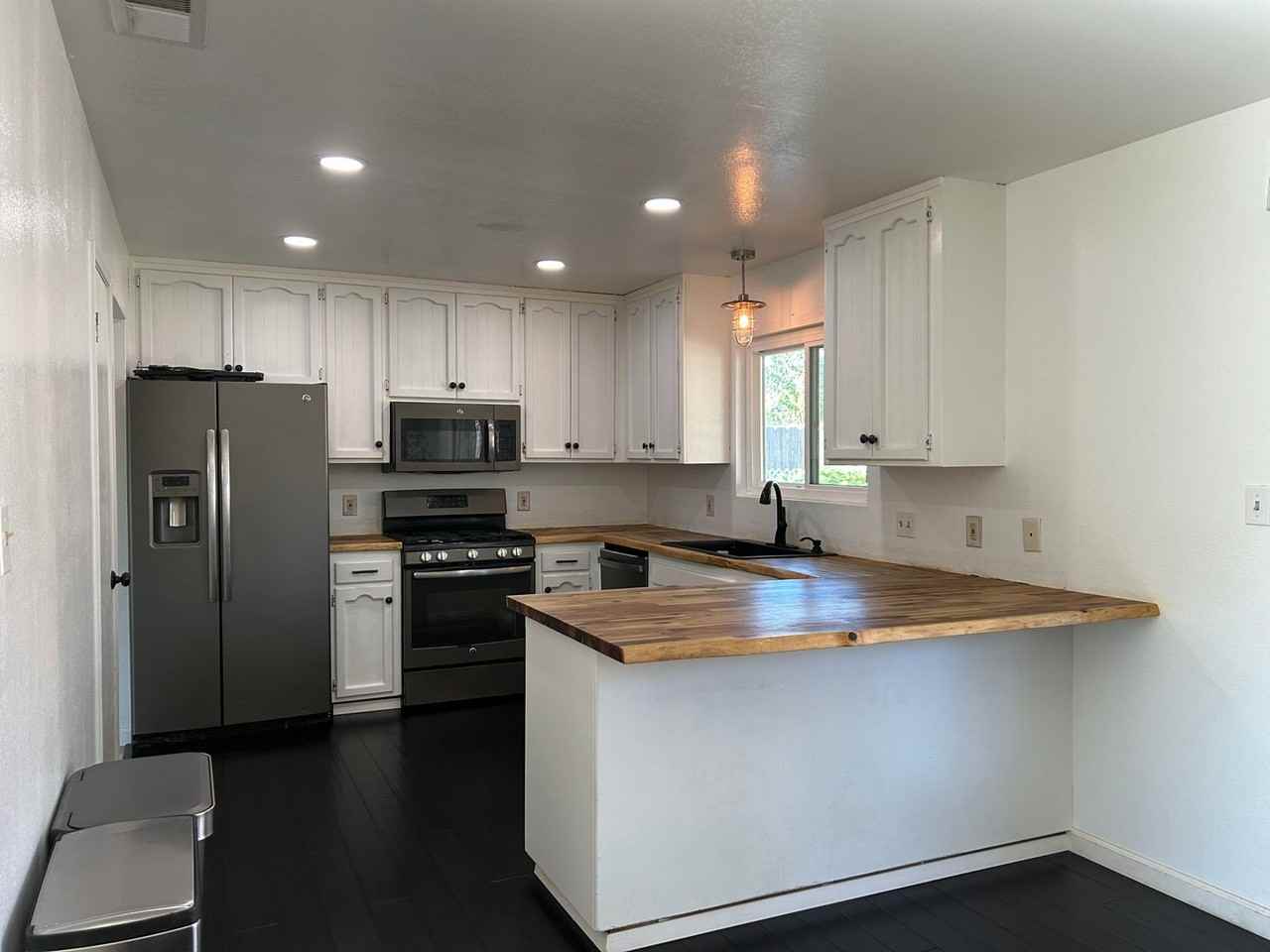 136 Flying Cloud Dr - Photo 2 of 14