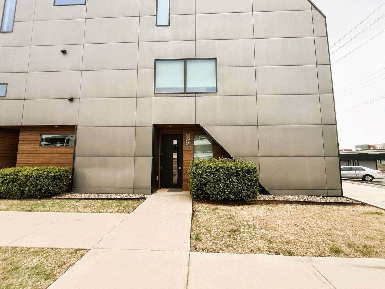 1007 N Shartel Ave - Photo 3 of 37