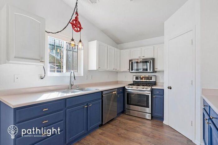 412 De Soto St Se - Photo 3 of 11