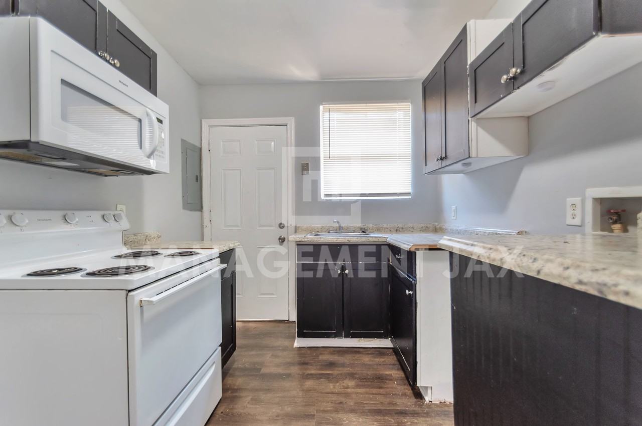 1520 W 25th St #1 - Photo 2 of 14