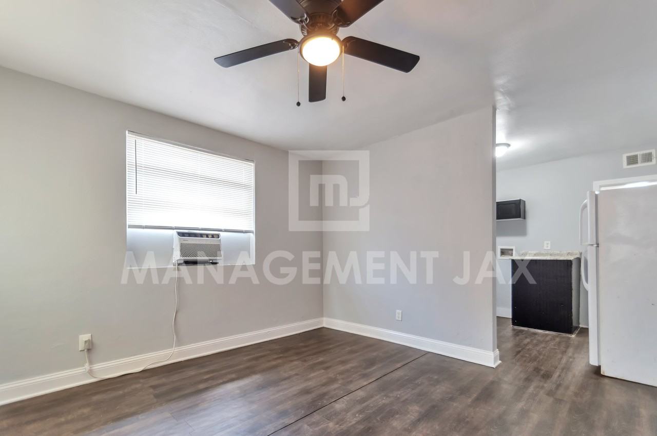 1520 W 25th St #1 - Photo 3 of 14