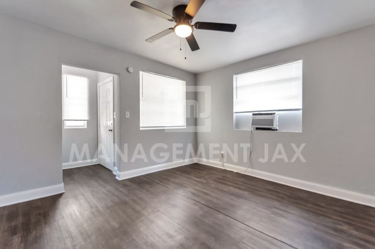 1520 W 25th St #1 - Photo 4 of 14