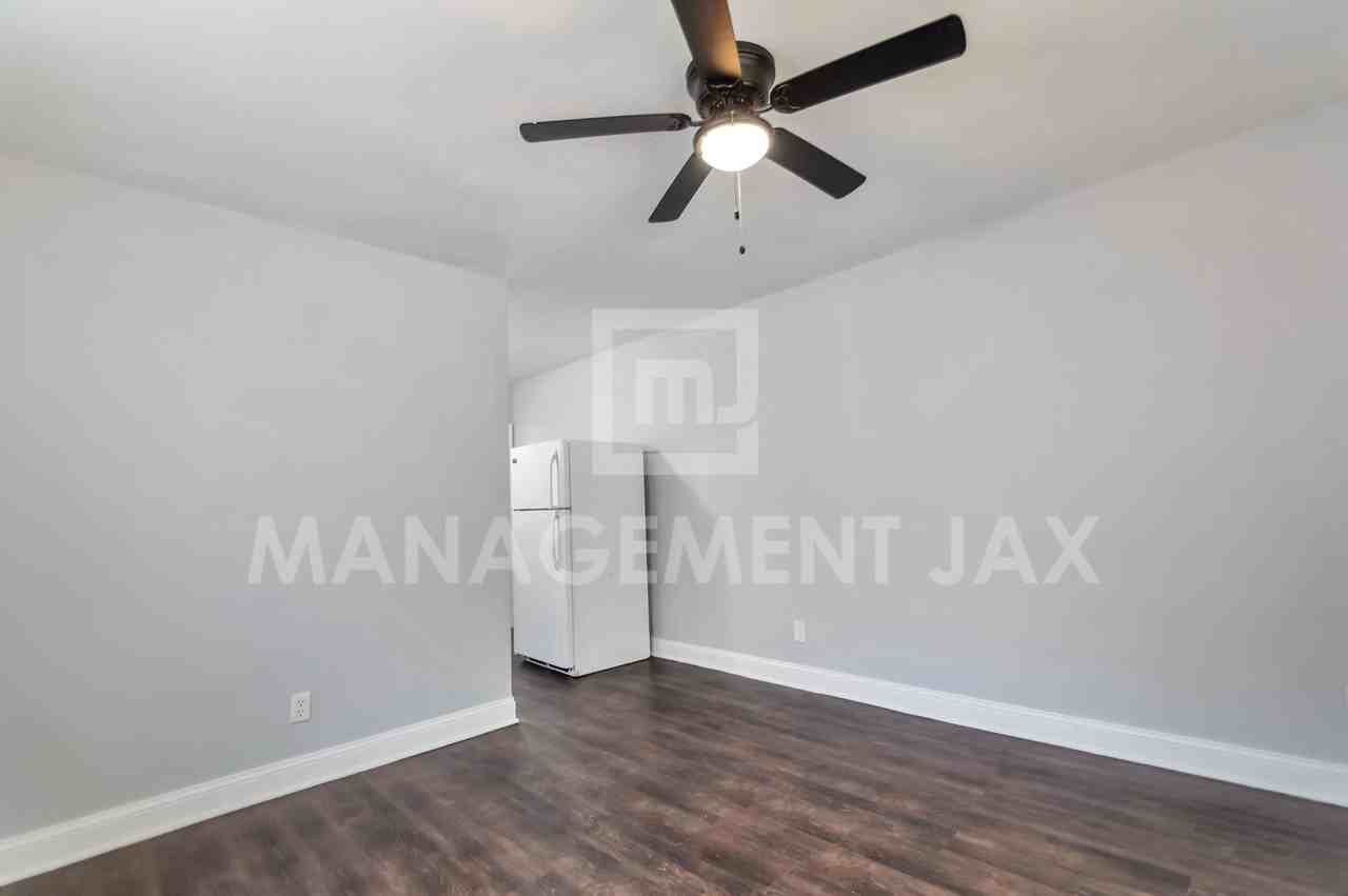 1520 W 25th St #1 - Photo 5 of 14