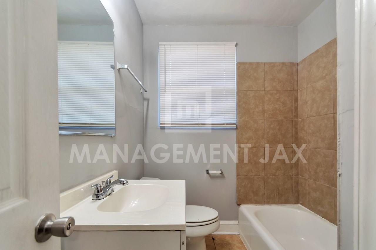 1520 W 25th St #1 - Photo 6 of 14