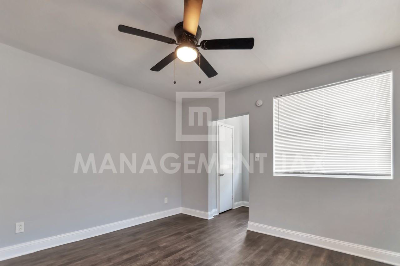 1520 W 25th St #1 - Photo 7 of 14