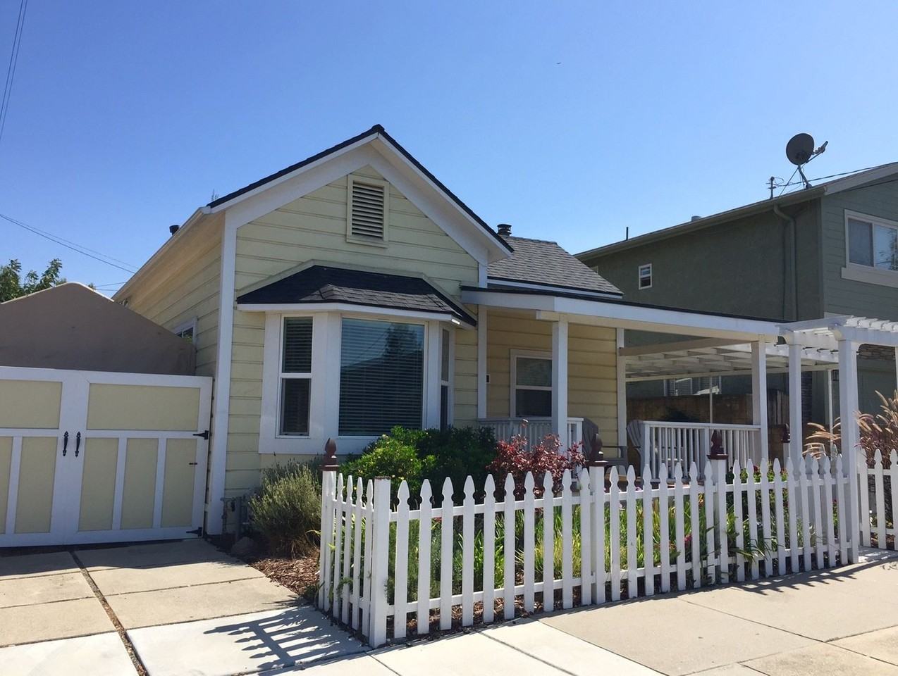 1526 Beach St - Photo 5 of 36