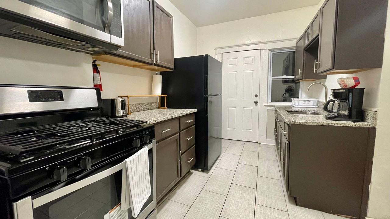 1446 E 3rd St #3 - Photo 6 of 18