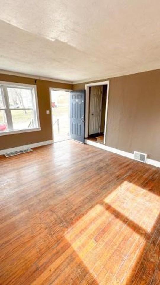 5547 Wabash Ave - Photo 3 of 8