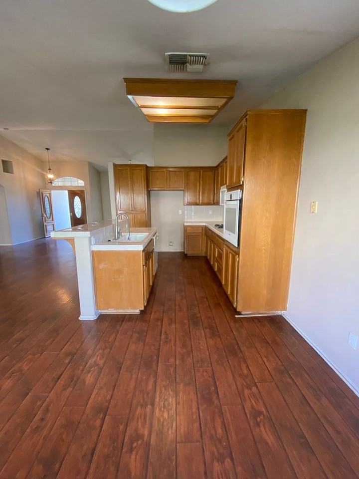 4600 Bay View Ct - Photo 2 of 9