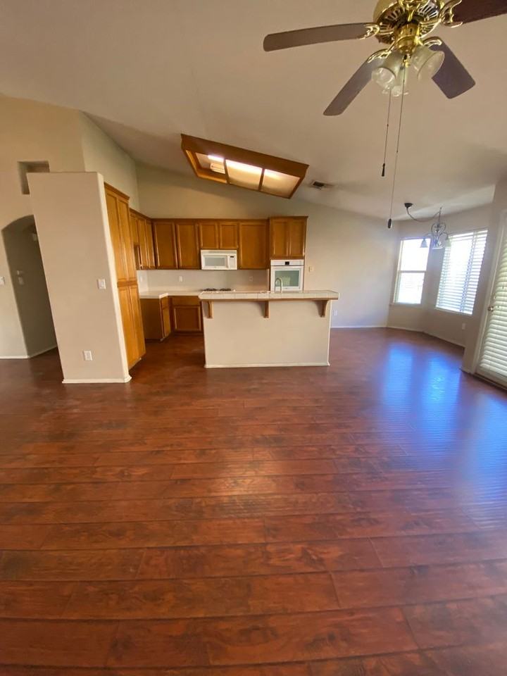 4600 Bay View Ct - Photo 3 of 9