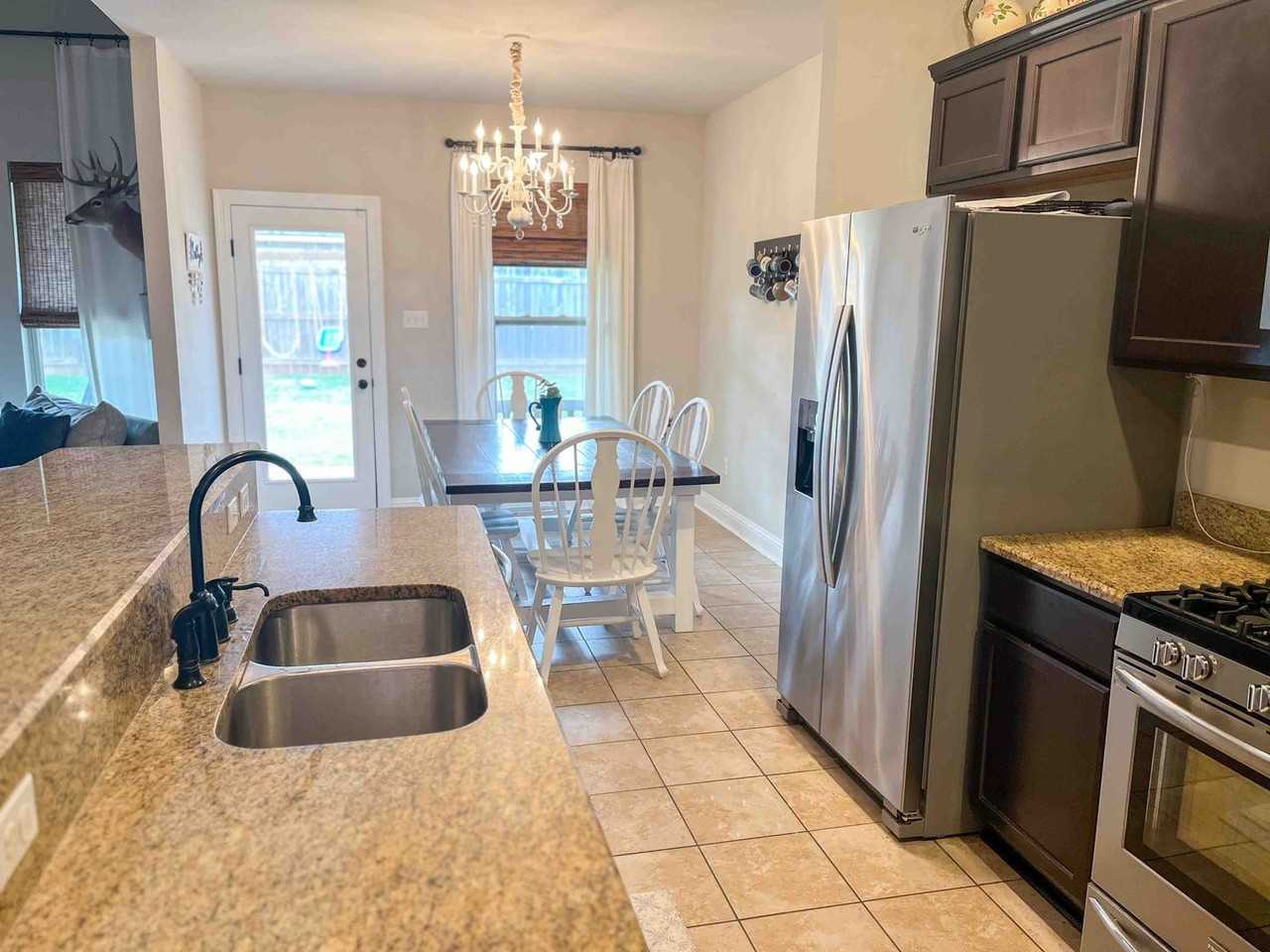 337 Camelback Dr - Photo 2 of 8