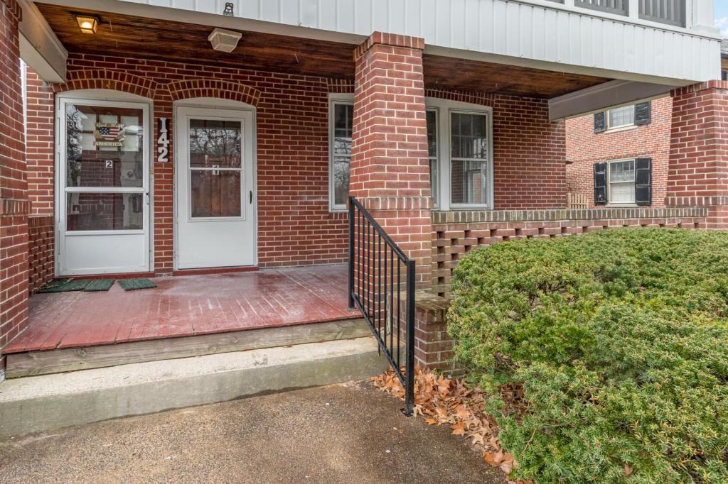 142 Riddle Rd - Photo 3 of 23