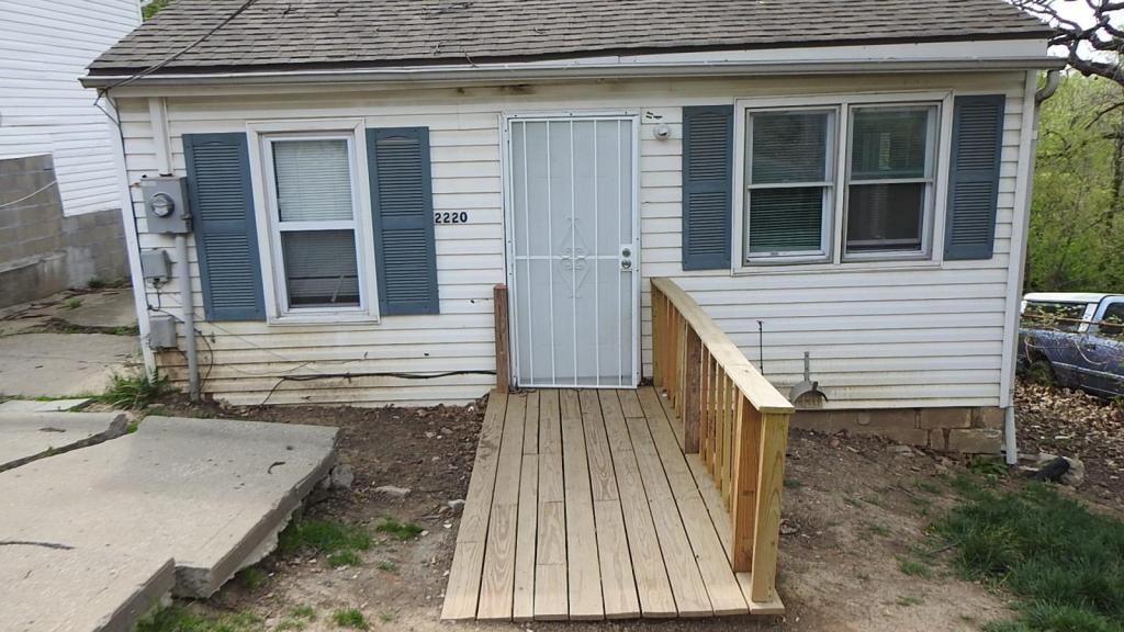 2220 S Arlington Ave - Photo 2 of 11