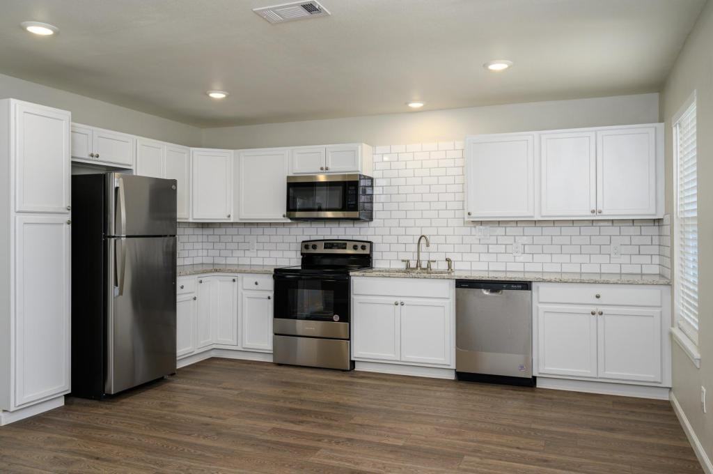 901 Poplar St - Photo 3 of 16