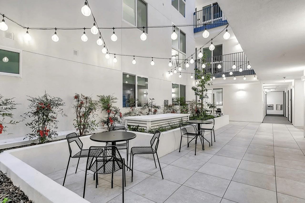 Solaire Oxford - Photo 4 of 20