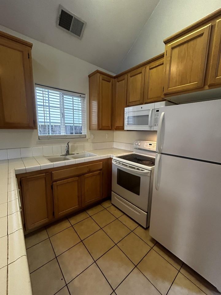 417 Hickory Cir #417 - Photo 5 of 10