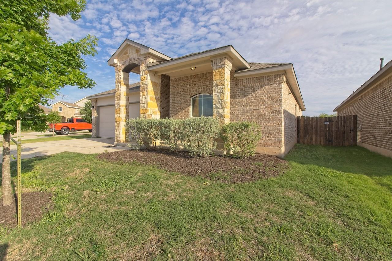 4417 Lobo Landing Ln - Photo 3 of 33