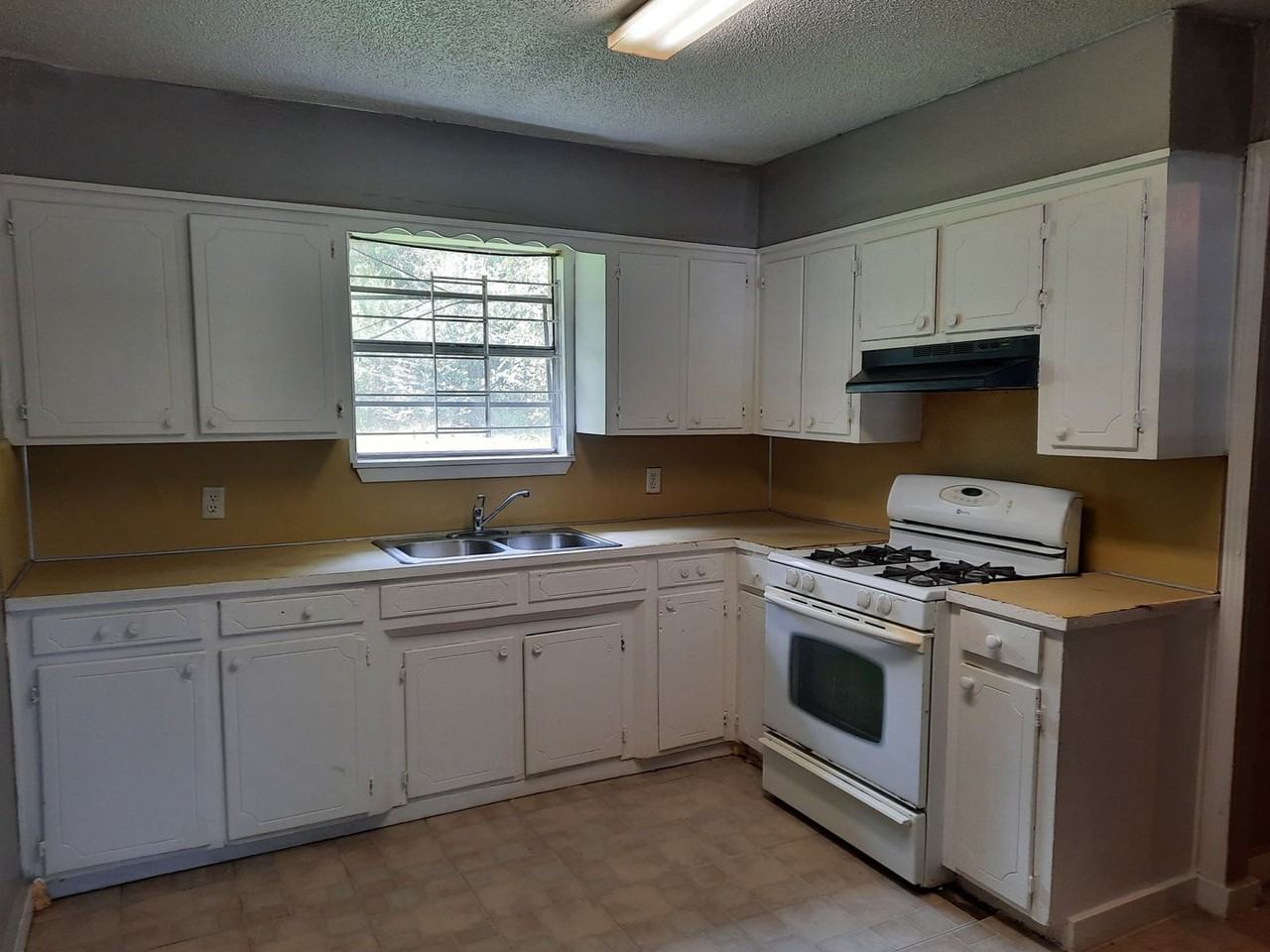 3215 Tower Dr - Photo 3 of 9