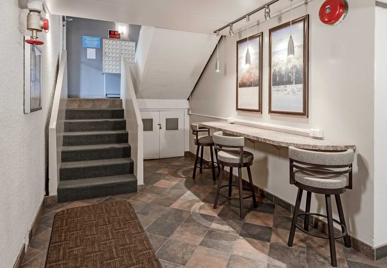 Portland Manor - Photo 3 of 15