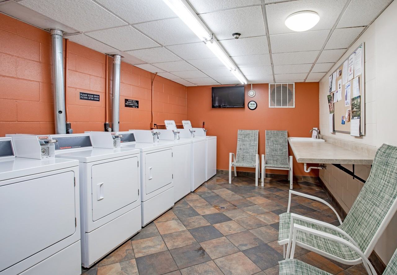 Portland Manor - Photo 4 of 15