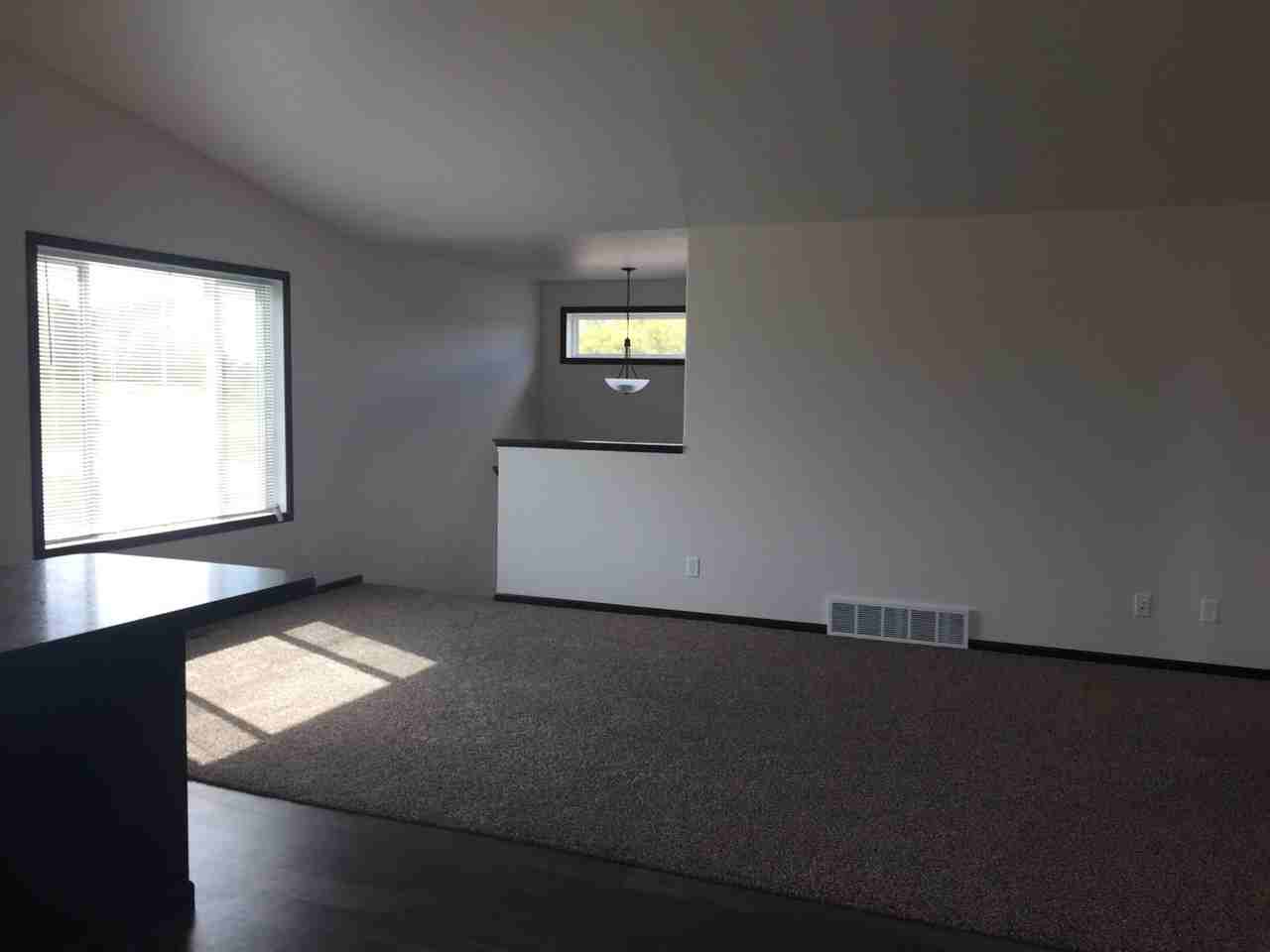 1369 Goldenwood Dr - Photo 4 of 10