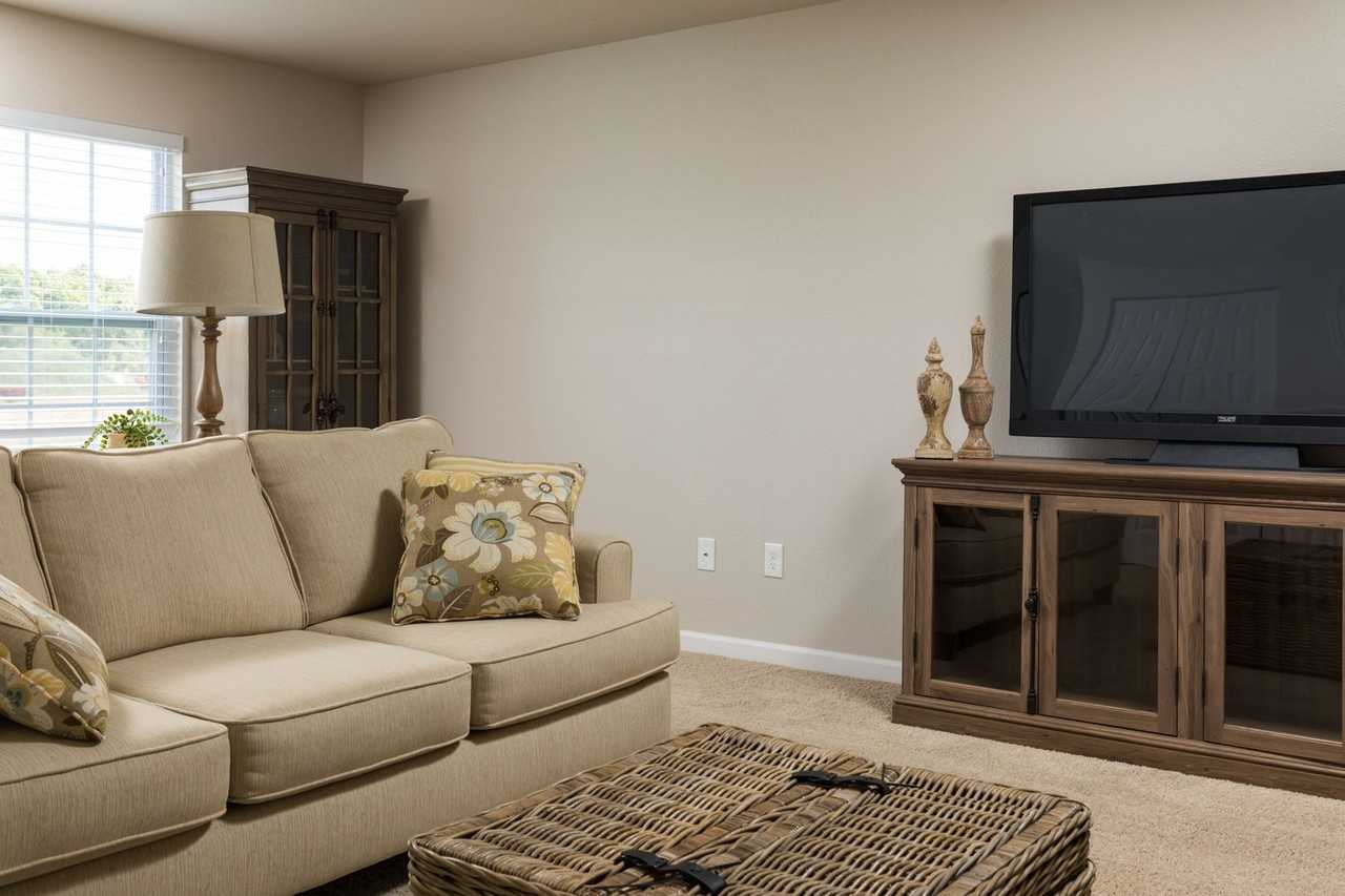 1203 Pinewood Dr - Photo 3 of 16