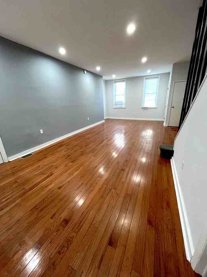 2222 Summer St - Photo 3 of 15