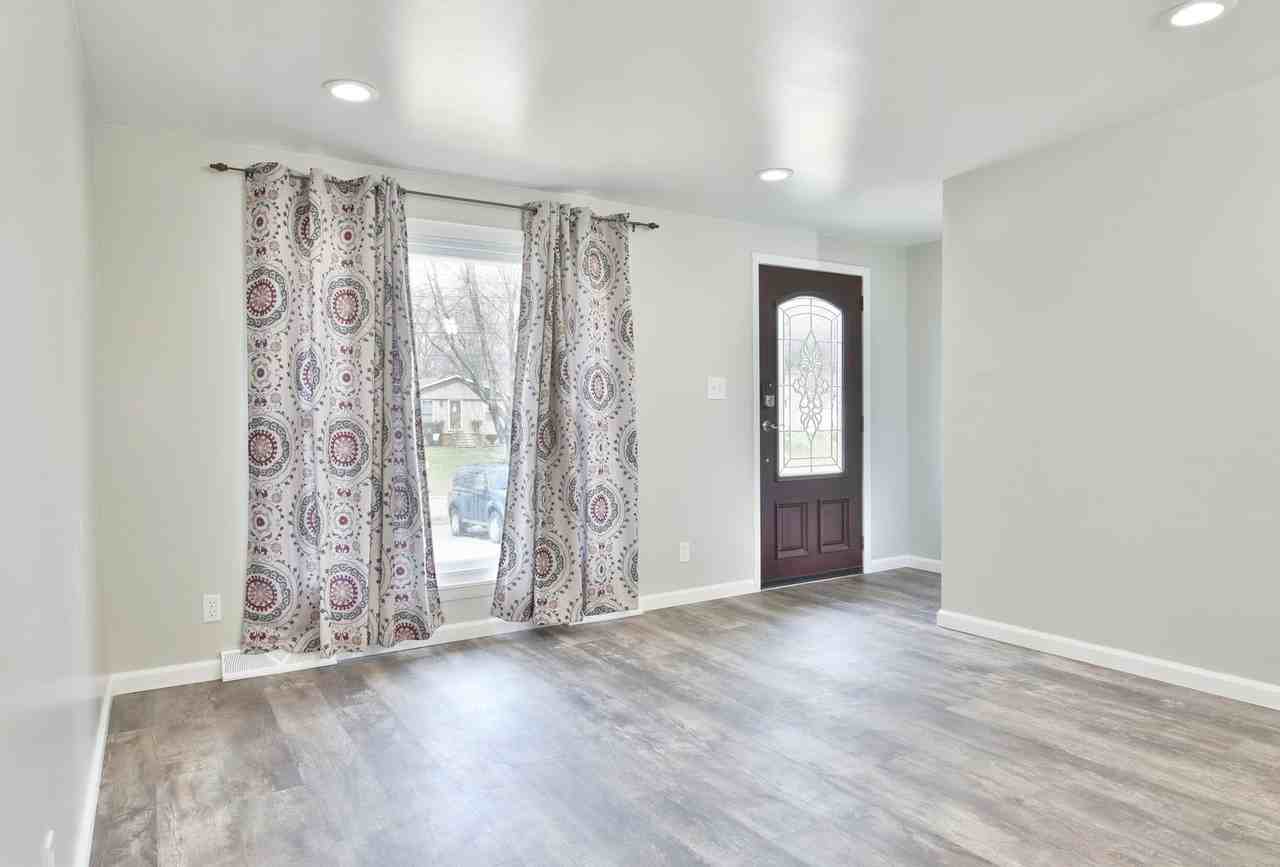 7646 Venice Heights Dr Ne - Photo 3 of 40