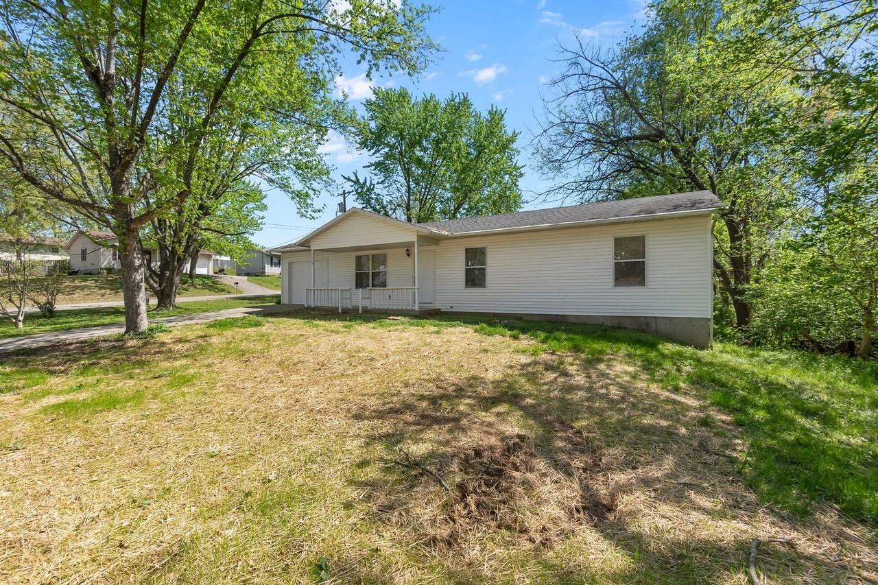 1110 Rebecca St - Photo 2 of 20