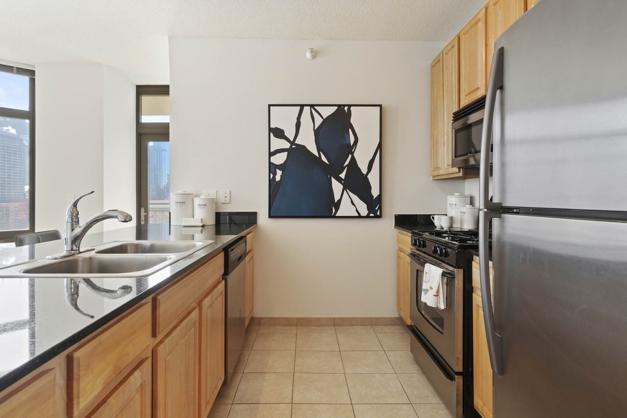 353 N Desplaines St #2-2 - Photo 6 of 15