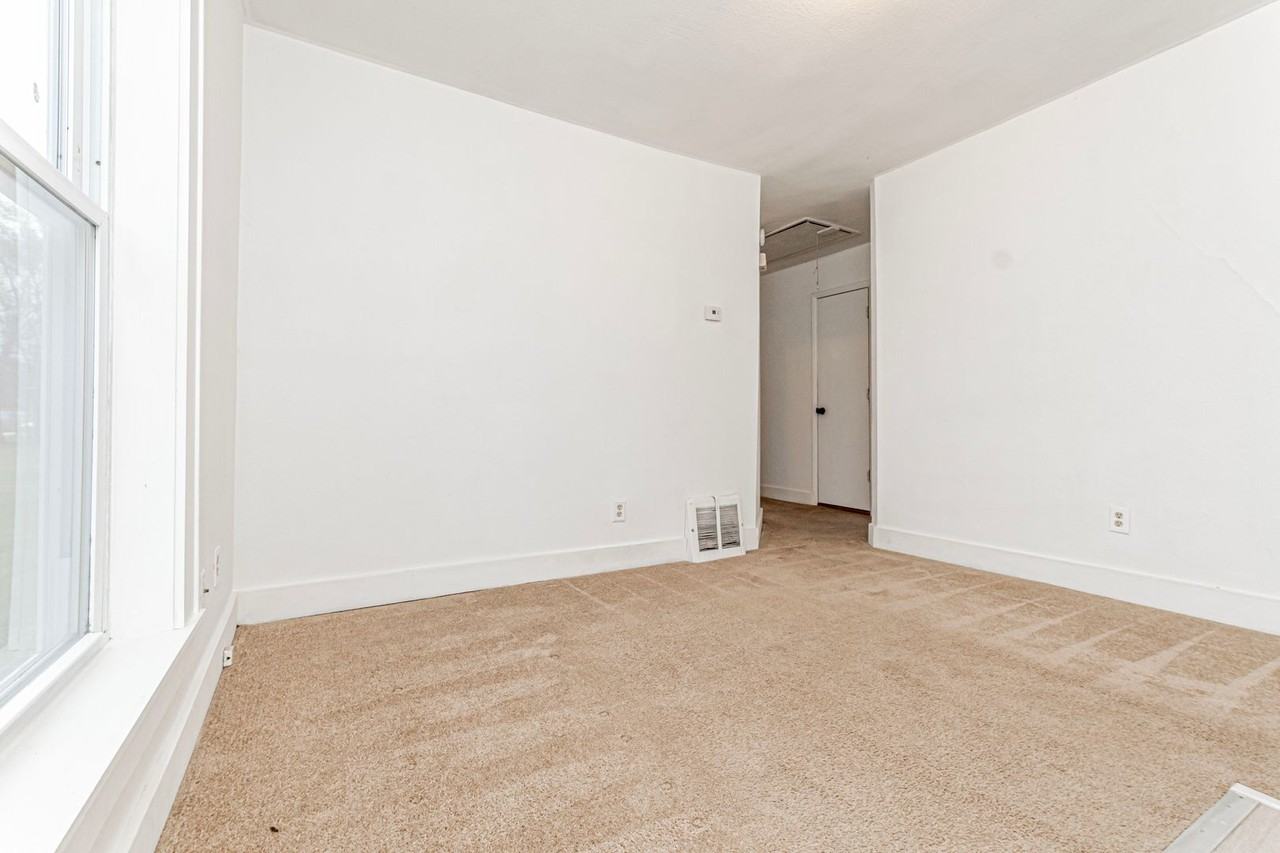 1223 N Jackson St - Photo 4 of 22
