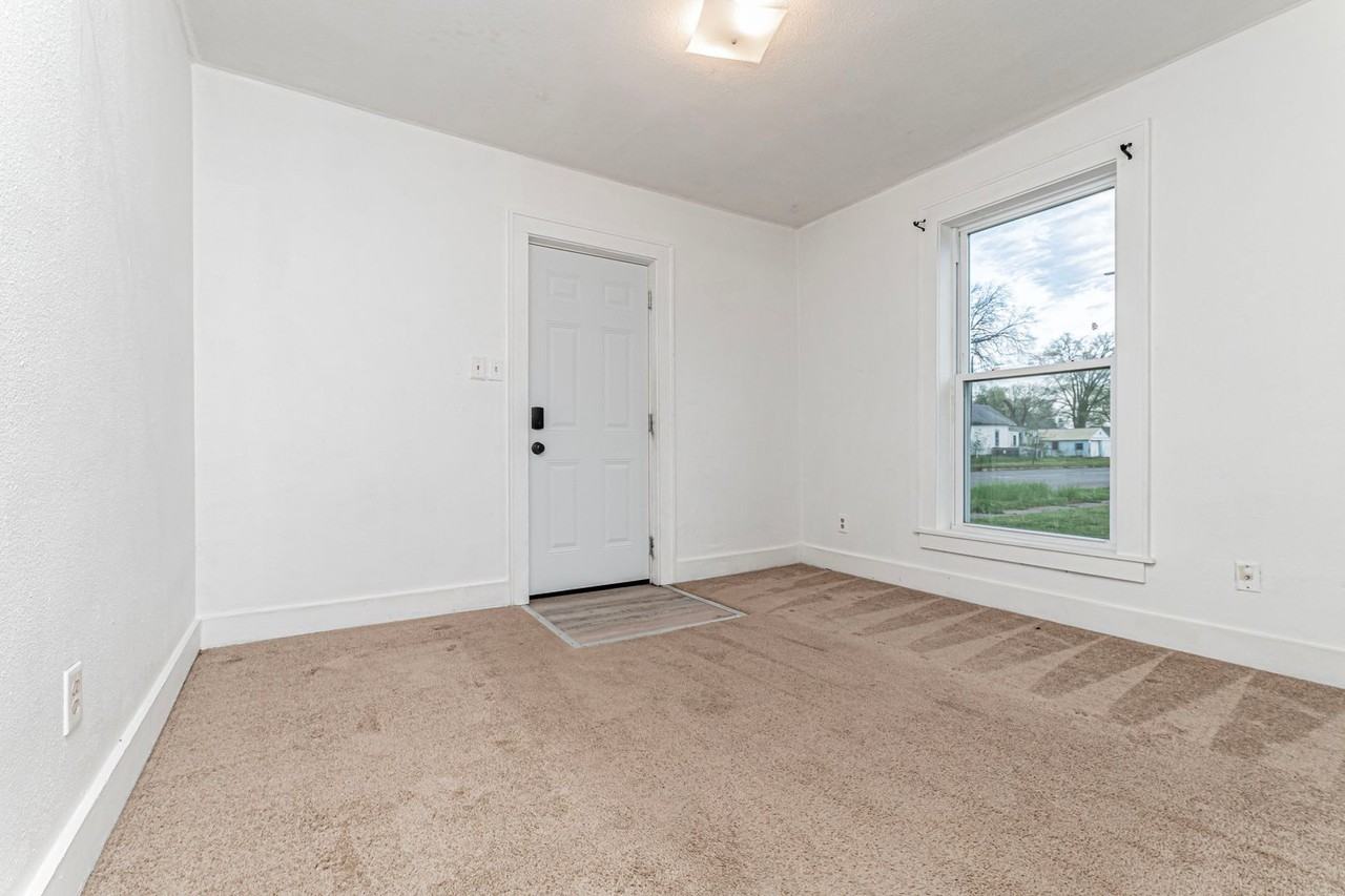 1223 N Jackson St - Photo 5 of 22